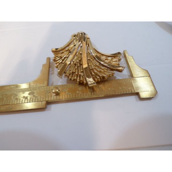 Vintage Trifari Gold Tone Brooch Pin Scalloped Design '55-'69 - Picture 7 of 8